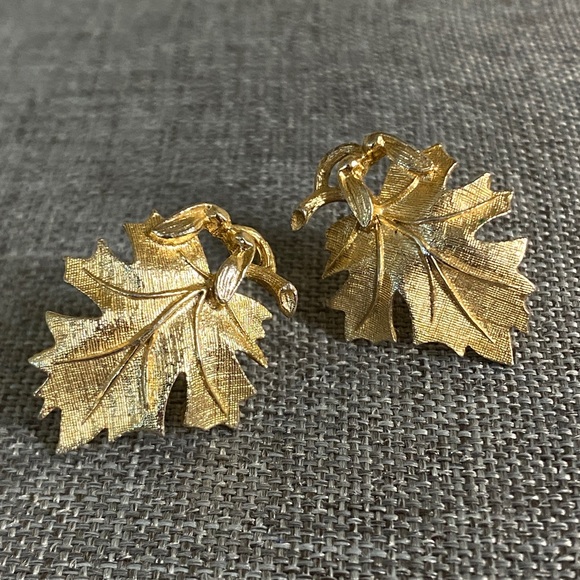 Jewelry - 🍁 Vintage Lisner Gold Tone Leaf Clip-On Earrings